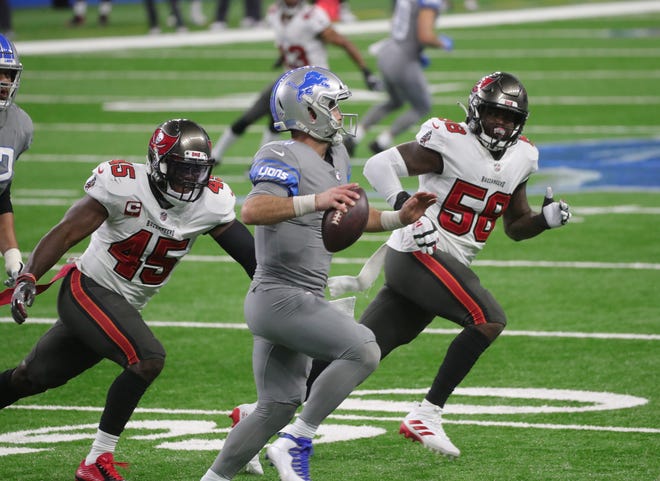 Detroit Lions Quarterback Chase Daniel is watched by Tampa Bay Buccaneers midfielder Devin White (45) and defensive Rakim Nunez Roches (56) intervened during the first half on Saturday, December 26, 2020 at Ford Field.