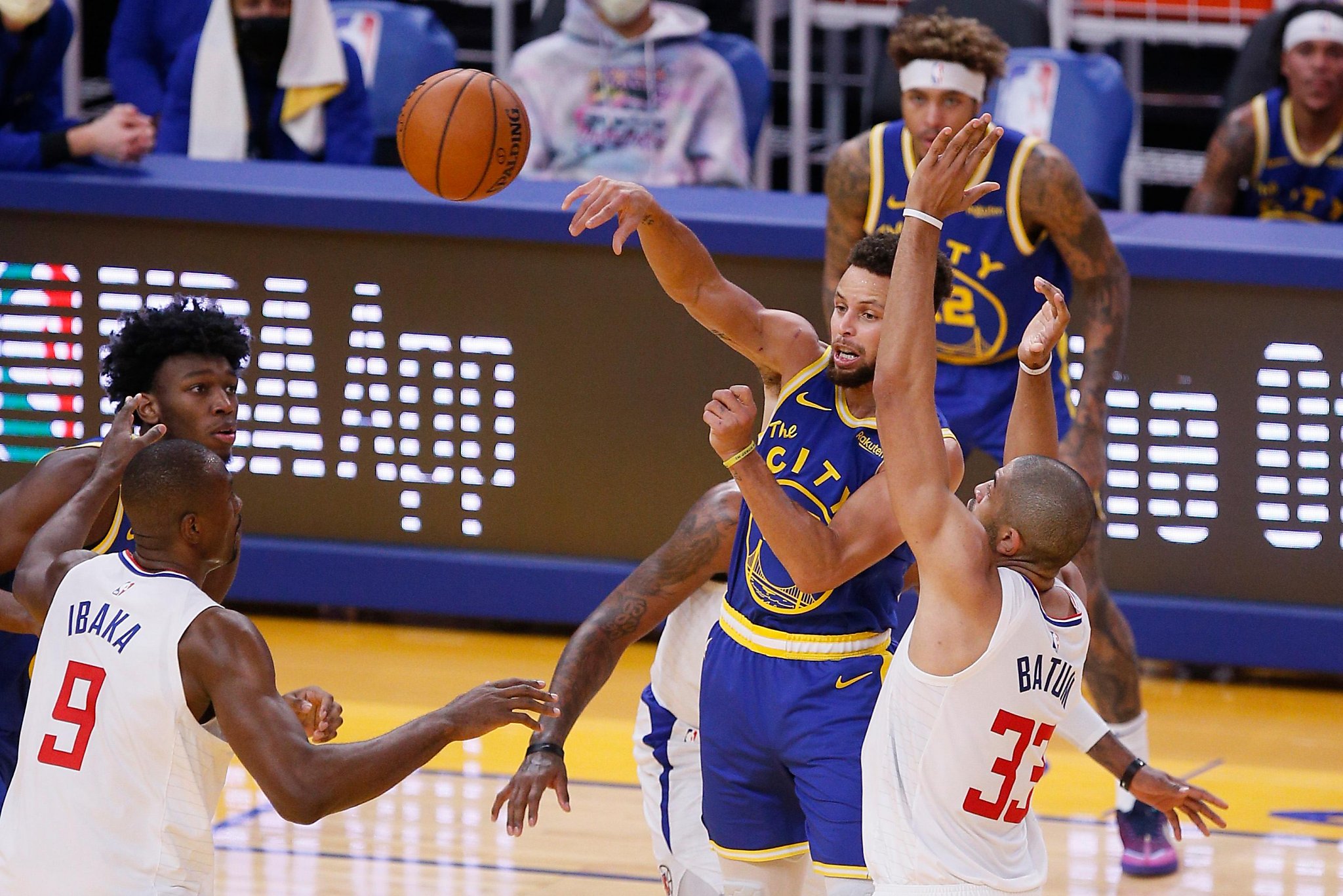 Stephen Curry leads the Warriors back to victory over the Clippers