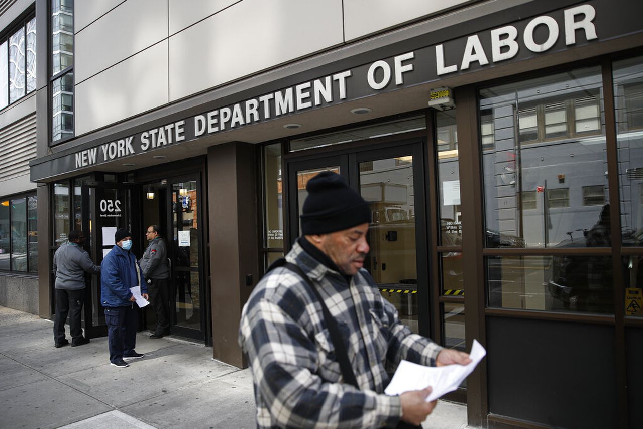 You do not need to contact the New York Unemployment Office for an additional $ 300;  When the benefits start